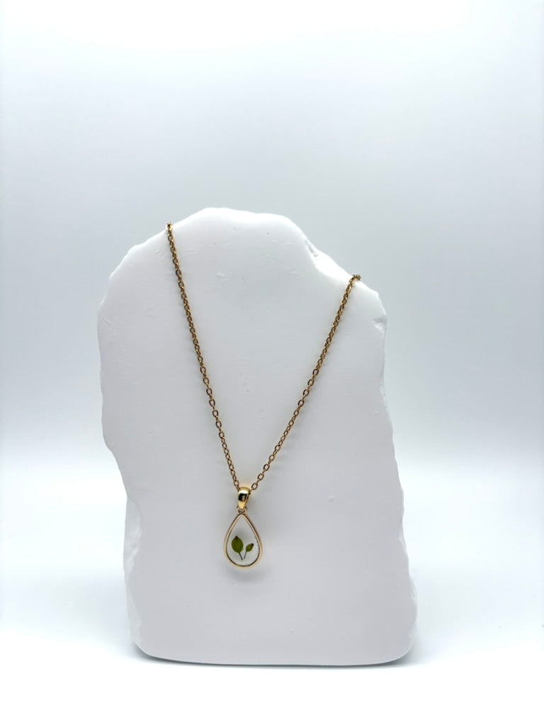 Goldkette mit Wiesen Bärenklau in Augenform, getragen, filigranes Design mit Blumenanhänger 

