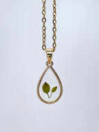 Goldkette mit Wiesen Bärenklau in Augenform, Detail, filigranes Design mit Blumenanhänger 

