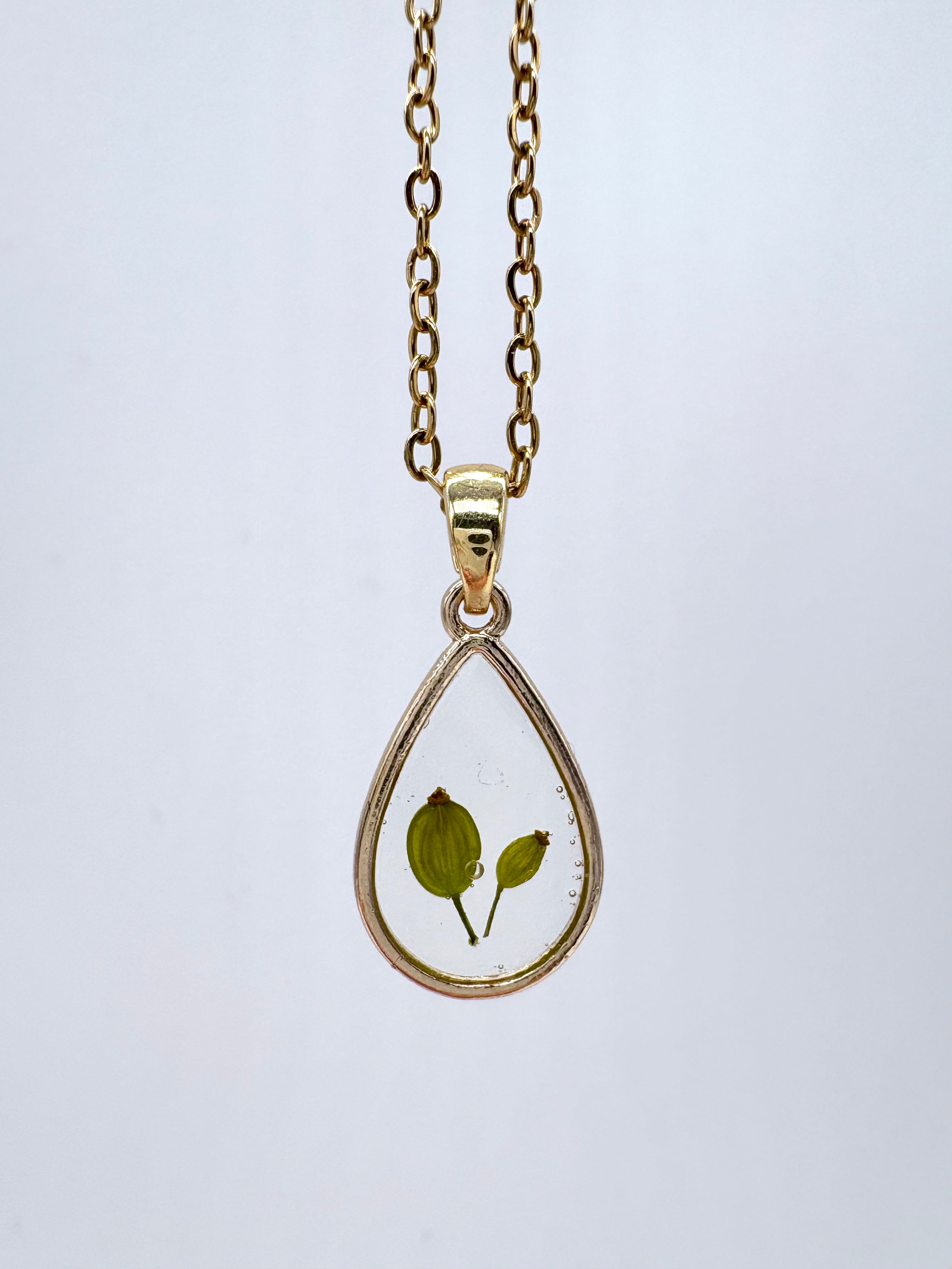 Goldkette mit Wiesen Bärenklau in Augenform, Detail, filigranes Design mit Blumenanhänger 
