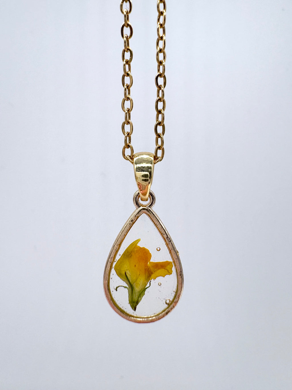 Goldkette mit Wiesen-Platterbse in Augenform, Detail, filigranes Design mit Blumenanhänger 
