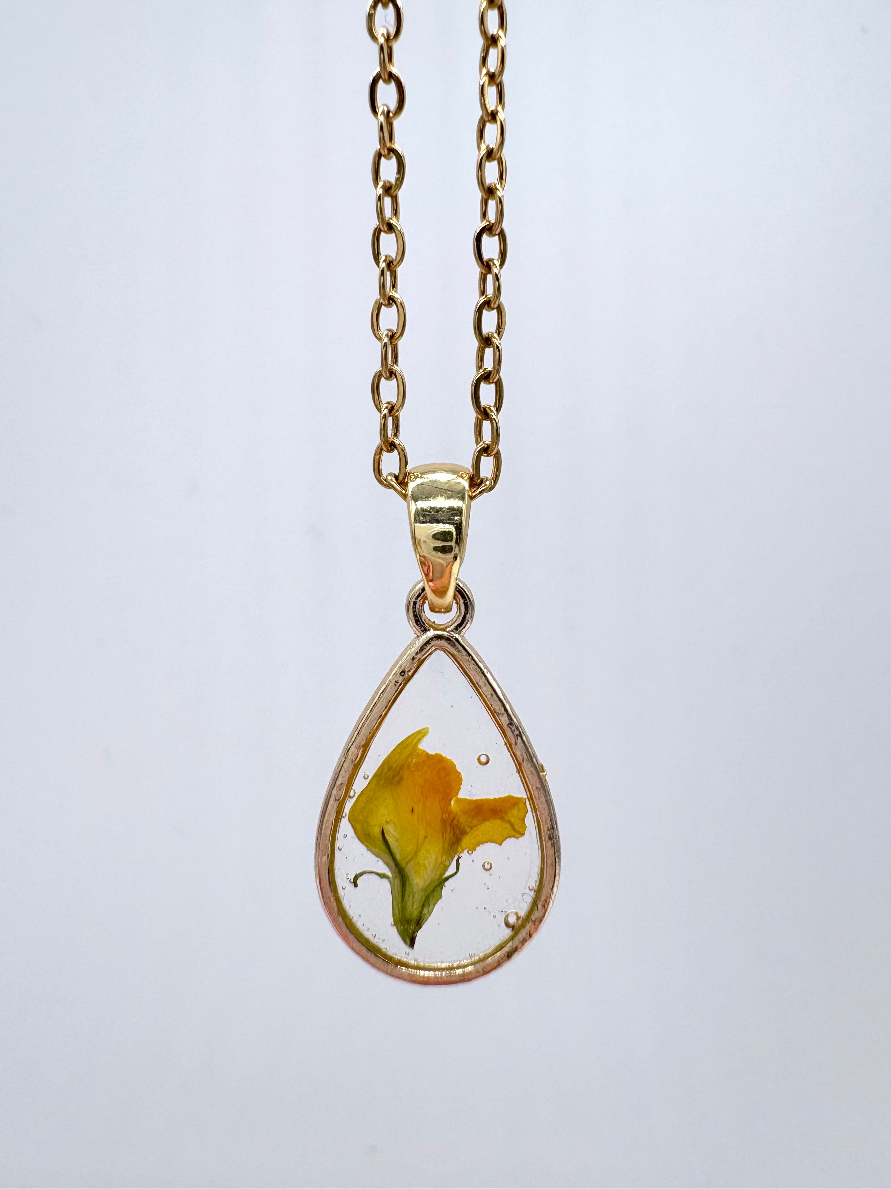Goldkette mit Wiesen-Platterbse in Augenform, Detail, filigranes Design mit Blumenanhänger 
