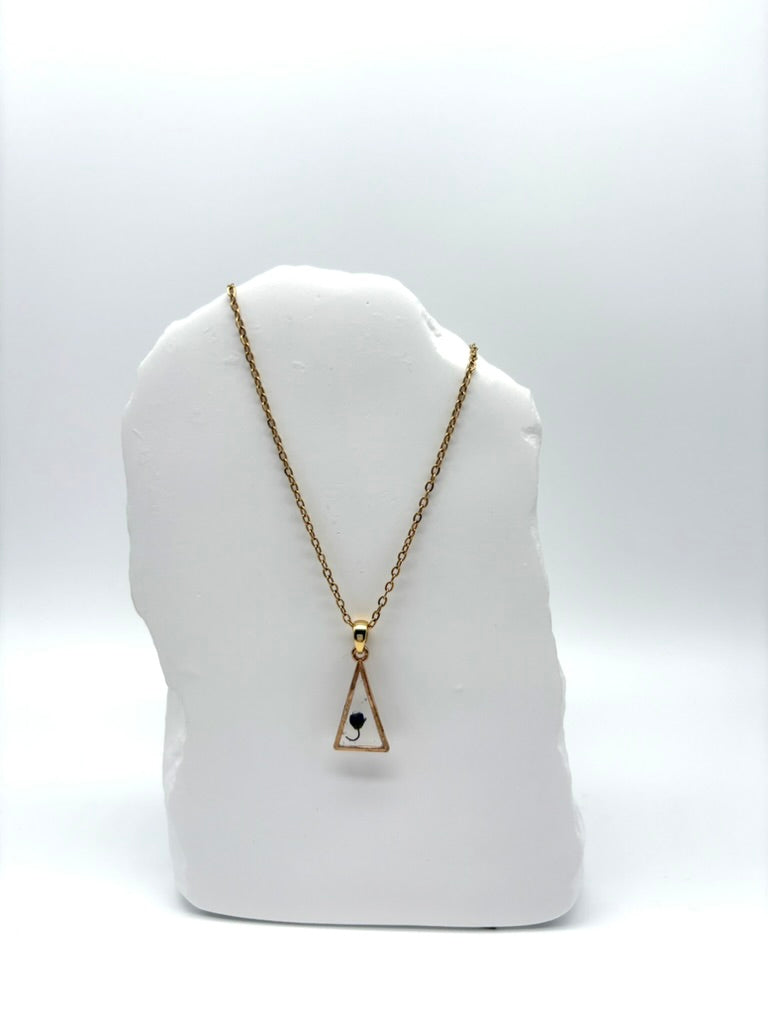 Goldkette mit Wolliger Storchschnabel in Augenform, getragen, filigranes Design mit Blumenanhänger 
