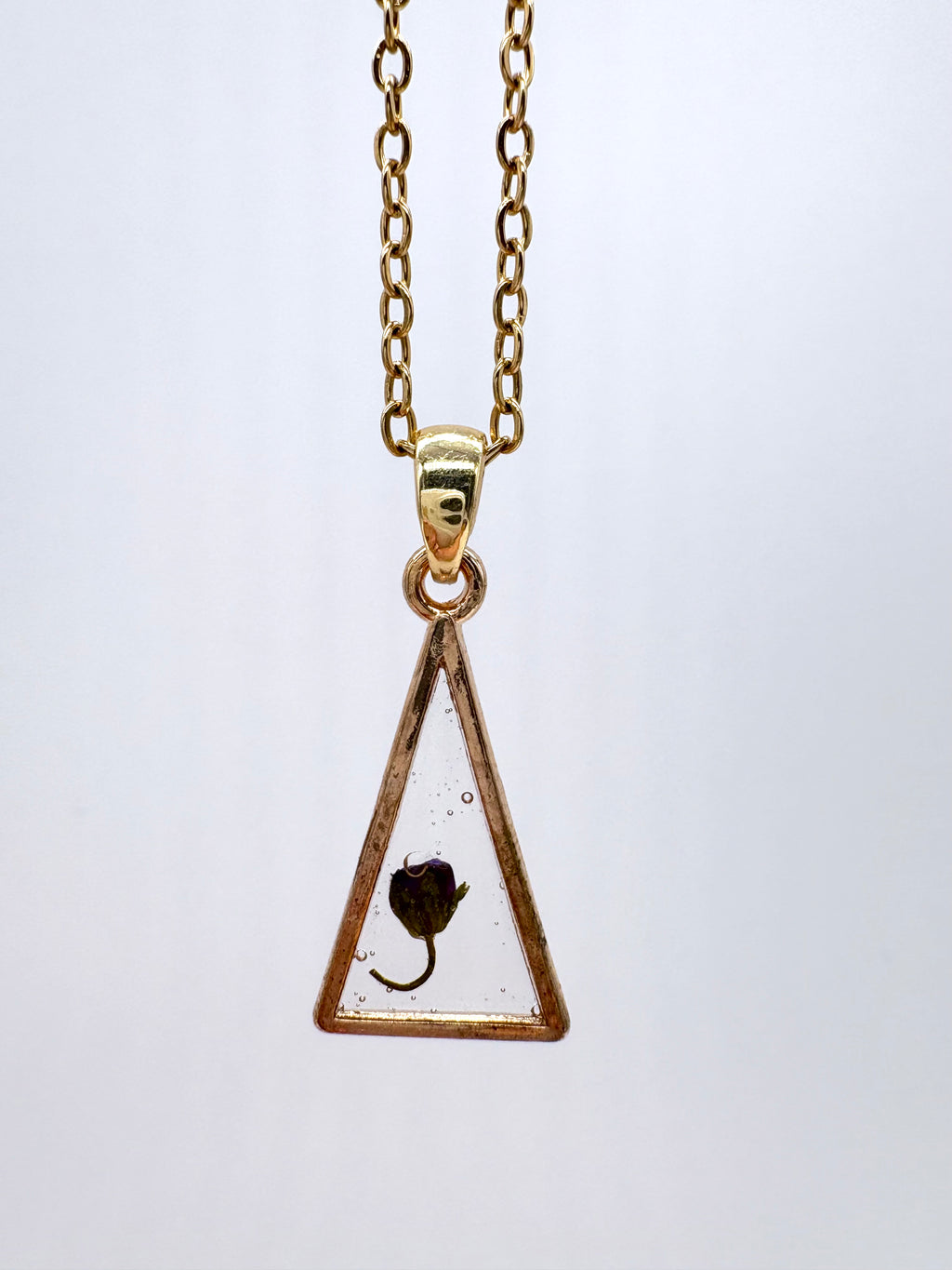 Goldkette mit Wolliger Storchschnabel in Augenform, Detail, filigranes Design mit Blumenanhänger 
